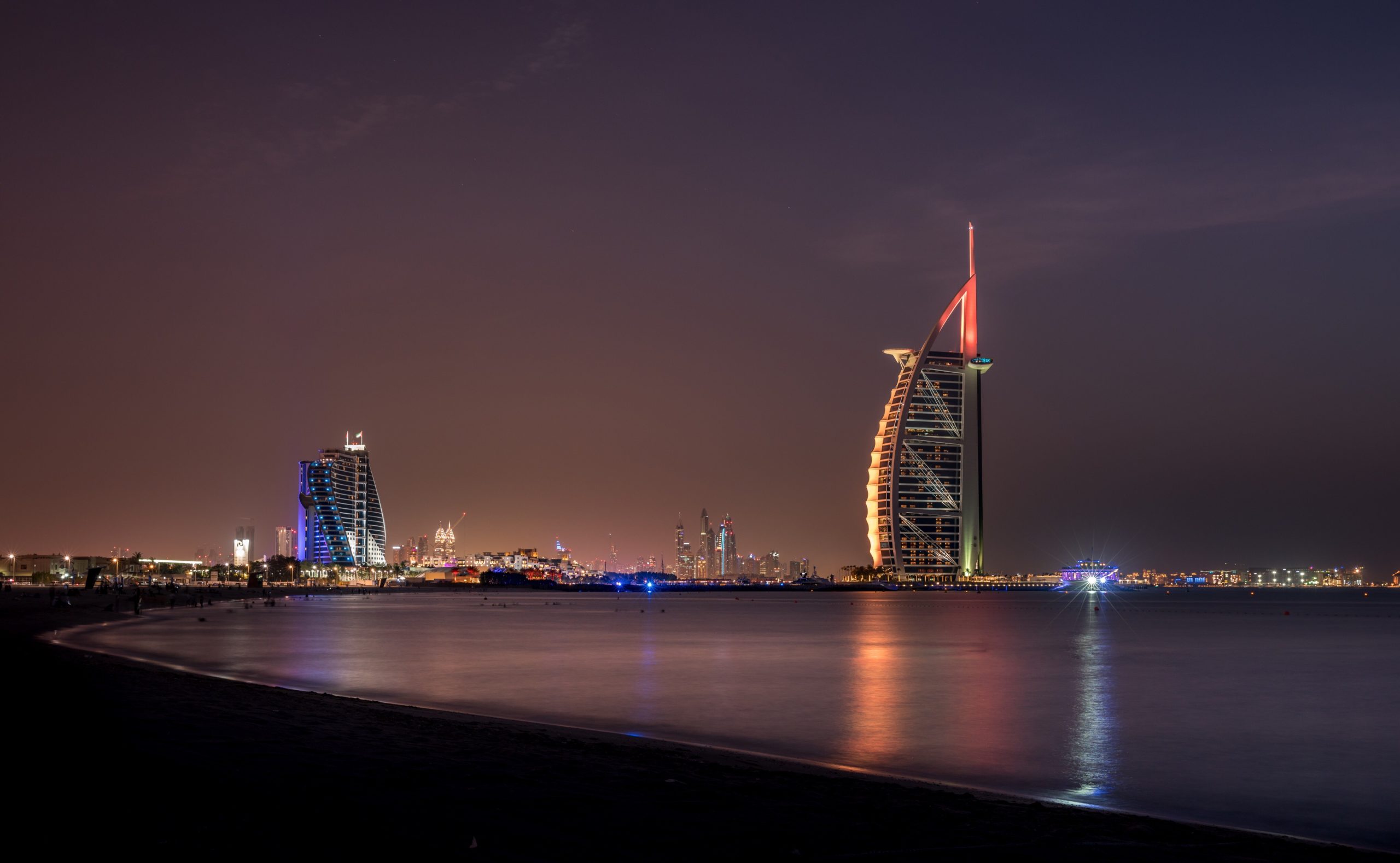 Night photo of Dubai